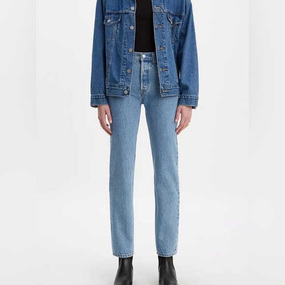 Levi’s NWOT Size 26 Light Wash High Rise 501 Button Fly Straight Leg Jeans - Picture 1 of 12